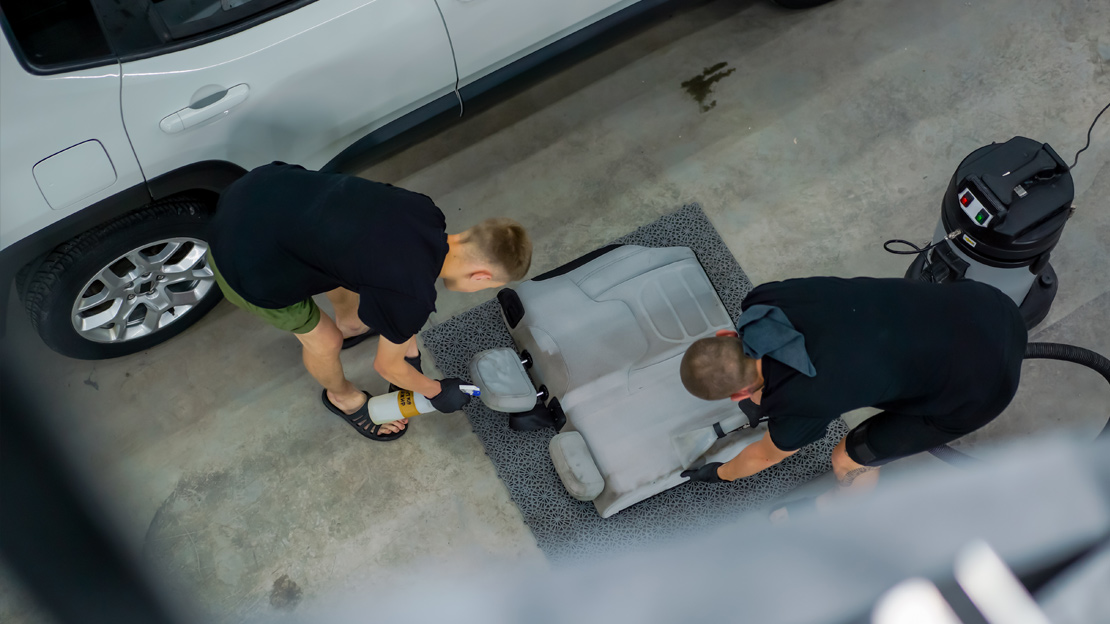 Jak wyprać tapicerkę samochodową