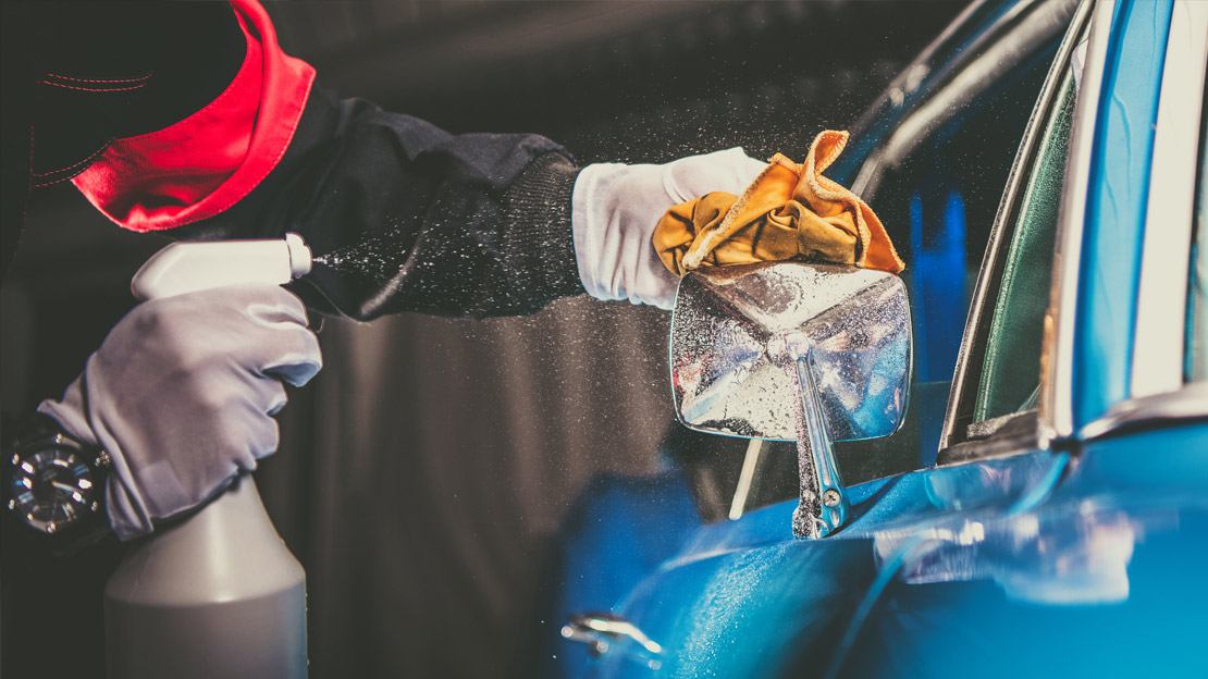 Czyszczenie lusterek auta który szykowane jest do skupu aut