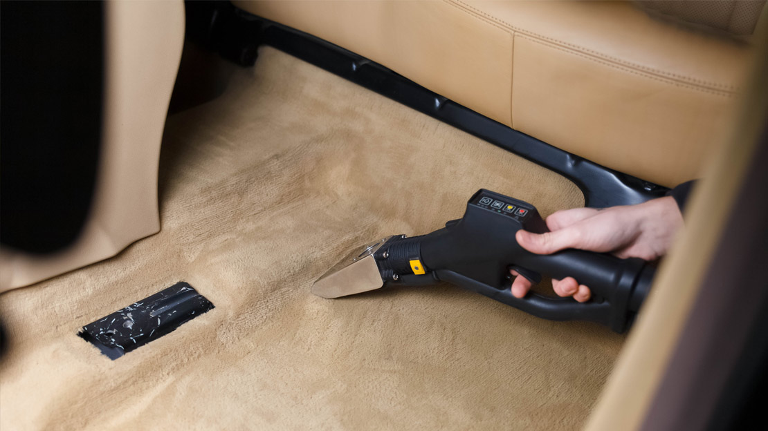 Sprzątanie auta wewnątrz odkurzaczem